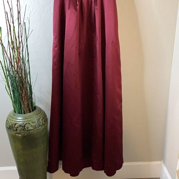 𝅺david’s Bridal maroon strapless bridesmaids gown and/or prom dress - Picture 2 of 8